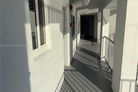 Condo in Hialeah, Florida, 2 bedrooms  № 2004633 - photo 27