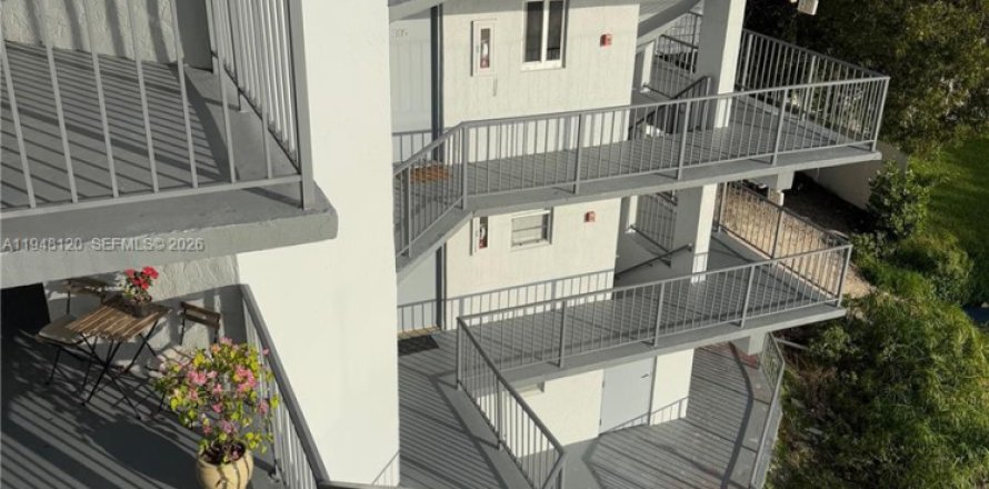 Condo in Hialeah, Florida, 2 bedrooms  № 2004633