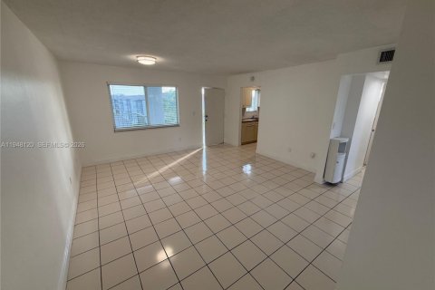 Condo in Hialeah, Florida, 2 bedrooms  № 2004633 - photo 9