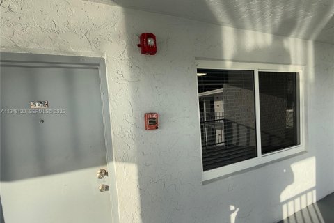 Condo in Hialeah, Florida, 2 bedrooms  № 2004633 - photo 29