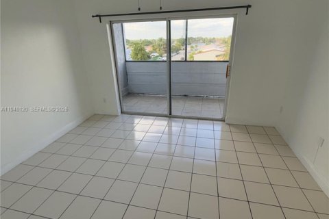Condo in Hialeah, Florida, 2 bedrooms  № 2004633 - photo 11