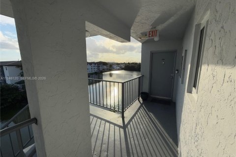 Condo in Hialeah, Florida, 2 bedrooms  № 2004633 - photo 23