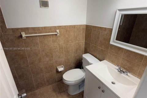 Condo in Hialeah, Florida, 2 bedrooms  № 2004633 - photo 17