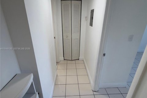 Condo in Hialeah, Florida, 2 bedrooms  № 2004633 - photo 16