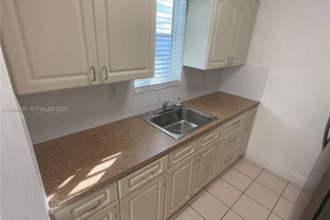 Condo in Hialeah, Florida, 2 bedrooms  № 2004633 - photo 8