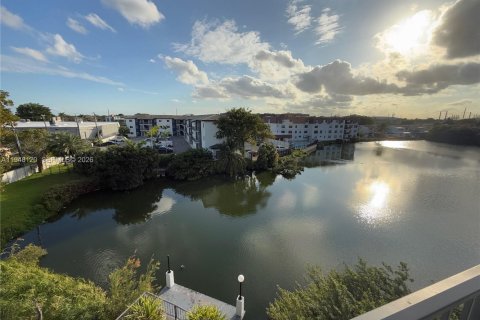 Condo in Hialeah, Florida, 2 bedrooms  № 2004633 - photo 24