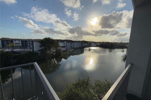 Condo in Hialeah, Florida, 2 bedrooms  № 2004633 - photo 4