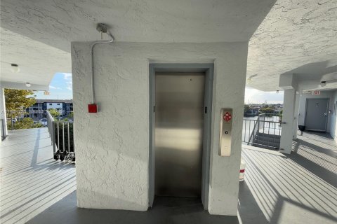 Condo in Hialeah, Florida, 2 bedrooms  № 2004633 - photo 30