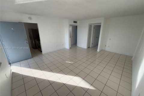 Condo in Hialeah, Florida, 2 bedrooms  № 2004633 - photo 10