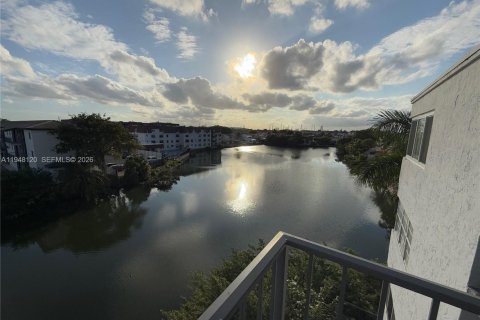 Condo in Hialeah, Florida, 2 bedrooms  № 2004633 - photo 25
