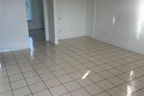 Condo in Hialeah, Florida, 2 bedrooms  № 2004633 - photo 14