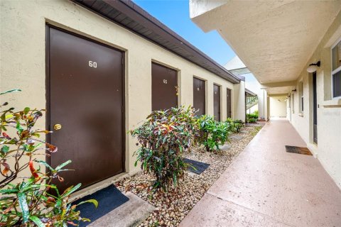 Condo in Largo, Florida, 1 bedroom  № 1684695 - photo 8