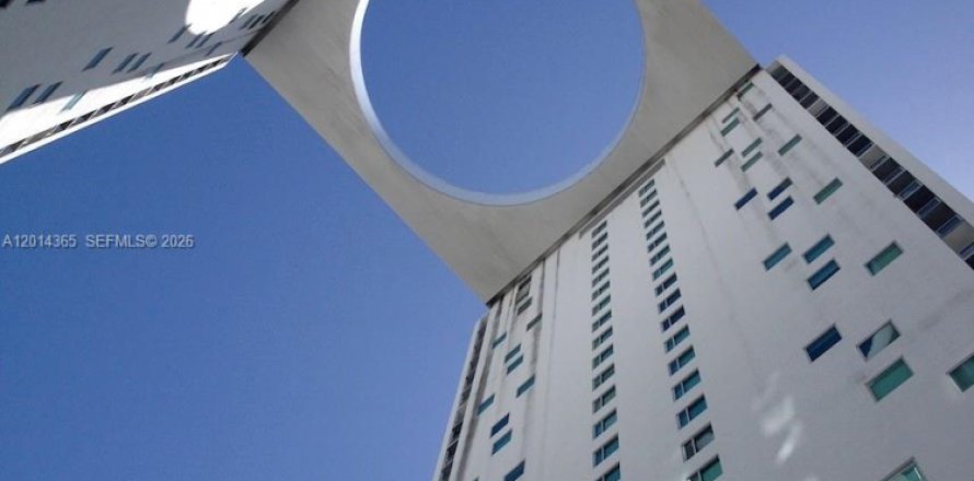 Condominio en Miami, Florida, 1 dormitorio  № 2076454