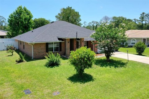 House in Palm Coast, Florida 4 bedrooms, 225.01 sq.m. № 2221295 - photo 2