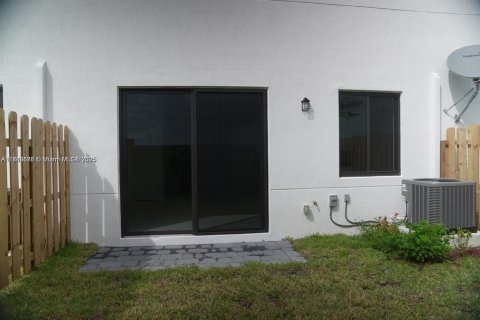 Townhouse in Homestead, Florida 3 bedrooms № 2035266 - photo 19