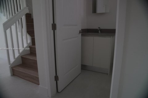 Townhouse in Homestead, Florida 3 bedrooms № 2035266 - photo 9