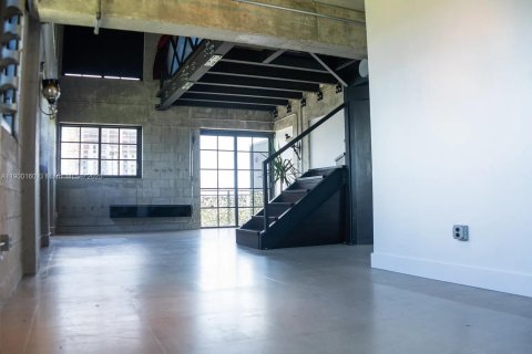Condominio en alquiler en Miami, Florida, 1 dormitorio, 129.88 m2 № 1952053 - foto 4