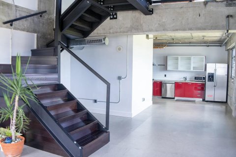Condominio en alquiler en Miami, Florida, 1 dormitorio, 129.88 m2 № 1952053 - foto 5