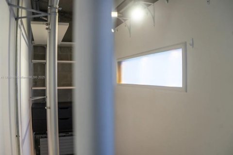 Condominio en alquiler en Miami, Florida, 1 dormitorio, 129.88 m2 № 1952053 - foto 25
