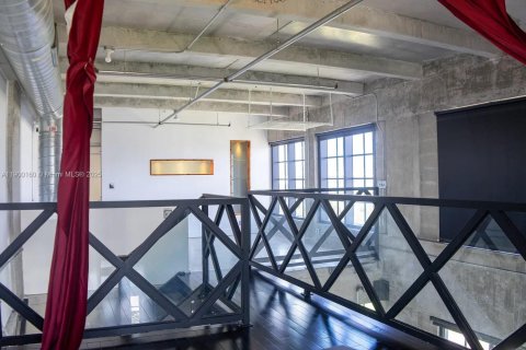 Condominio en alquiler en Miami, Florida, 1 dormitorio, 129.88 m2 № 1952053 - foto 19