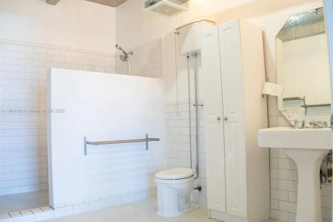 Condominio en alquiler en Miami, Florida, 1 dormitorio, 129.88 m2 № 1952053 - foto 28