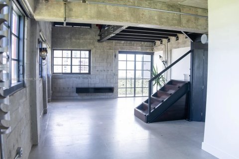 Condominio en alquiler en Miami, Florida, 1 dormitorio, 129.88 m2 № 1952053 - foto 3