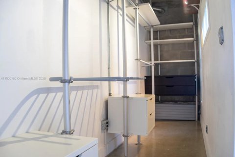 Condominio en alquiler en Miami, Florida, 1 dormitorio, 129.88 m2 № 1952053 - foto 27