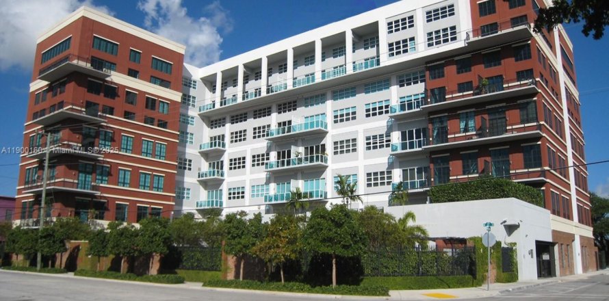 Condominio en Miami, Florida, 1 dormitorio  № 1952053