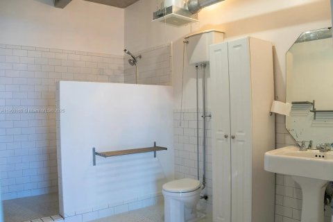Condominio en alquiler en Miami, Florida, 1 dormitorio, 129.88 m2 № 1952053 - foto 29