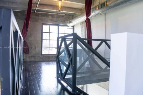 Condominio en alquiler en Miami, Florida, 1 dormitorio, 129.88 m2 № 1952053 - foto 17