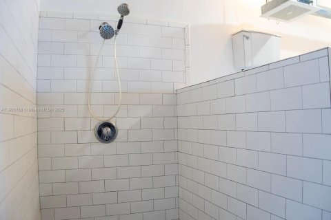 Condominio en alquiler en Miami, Florida, 1 dormitorio, 129.88 m2 № 1952053 - foto 26