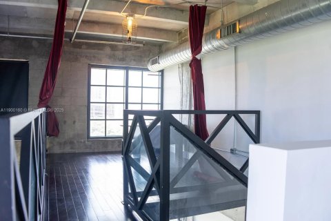 Condominio en alquiler en Miami, Florida, 1 dormitorio, 129.88 m2 № 1952053 - foto 18
