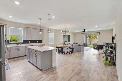 House in ESTATES AT LAKEVIEW PRESERVE in Winter Garden, Florida 3 bedrooms, 199.18 sq.m. № 1831927 - photo 5