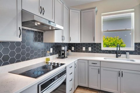 House in ESTATES AT LAKEVIEW PRESERVE in Winter Garden, Florida 3 bedrooms, 199.18 sq.m. № 1831927 - photo 8