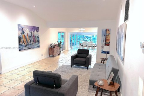 Casa en alquiler en North Miami, Florida, 4 dormitorios, 216.83 m2 № 2021836 - foto 6