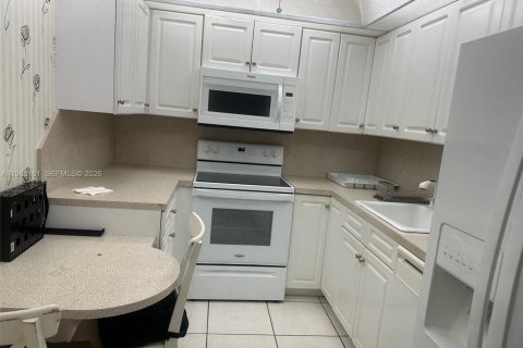 Copropriété à louer à Pembroke Pines, Floride: 2 chambres, 91.04 m2 № 2024242 - photo 3