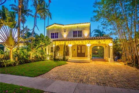 Villa ou maison à Coral Gables, Floride 5 chambres, 244.24 m2 № 2059732