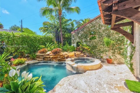 Villa ou maison à vendre à Coral Gables, Floride: 5 chambres, 244.24 m2 № 2059732 - photo 8