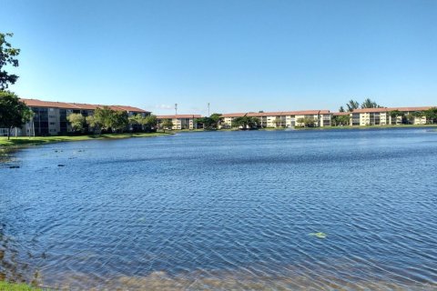 Condo in Pembroke Pines, Florida, 2 bedrooms  № 841946 - photo 1