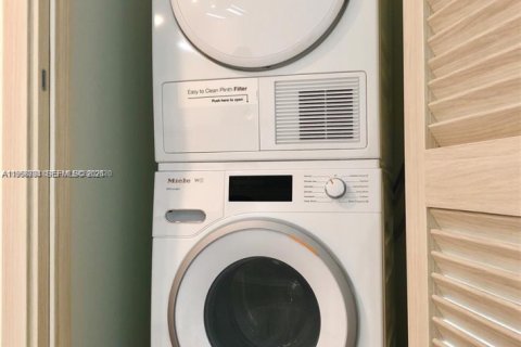 Condo in Miami, Florida, 1 bedroom  № 2017584 - photo 6