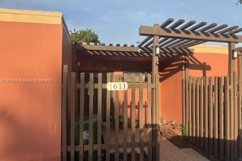 Townhouse in Pembroke Pines, Florida 3 bedrooms, 120.68 sq.m. № 1921328 - photo 2