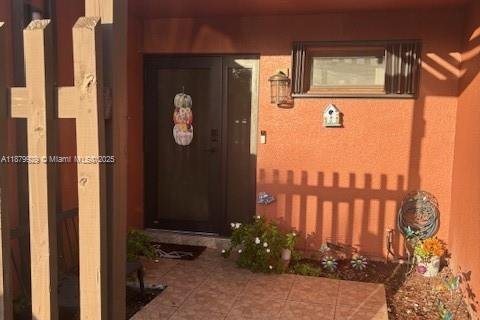 Townhouse in Pembroke Pines, Florida 3 bedrooms, 120.68 sq.m. № 1921328 - photo 1