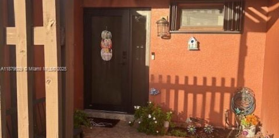 Townhouse in Pembroke Pines, Florida 3 bedrooms, 120.68 sq.m. № 1921328