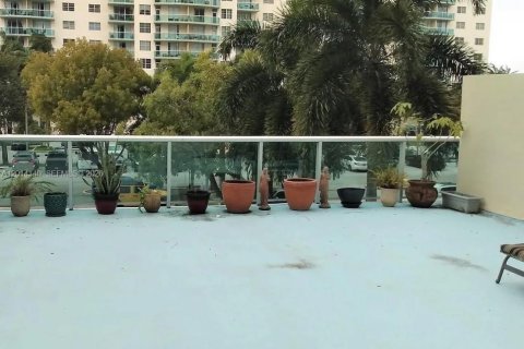 Condo in Sunny Isles Beach, Florida, 1 bedroom № 2076233 - photo 2