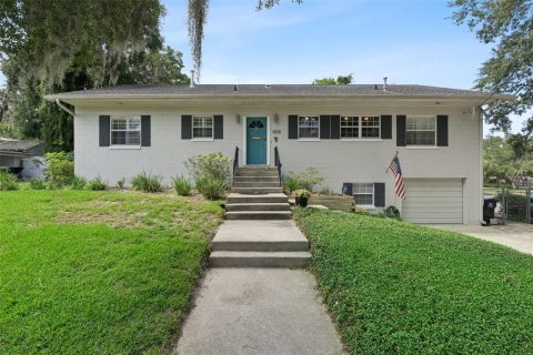 House in Orlando, Florida 6 bedrooms, 298.49 sq.m. № 2208312