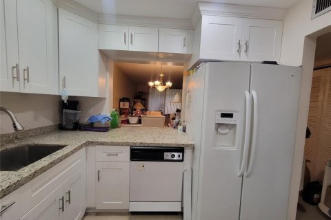 Condo in Sunrise, Florida, 2 bedrooms  № 2175309 - photo 2