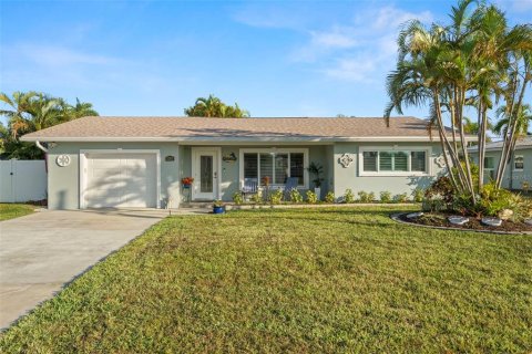 House in Treasure Island, Florida 3 bedrooms, 122.63 sq.m. № 2149475