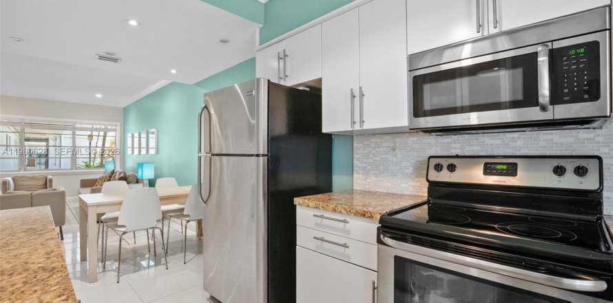 Condominio en Hollywood, Florida, 2 dormitorios  № 2044145