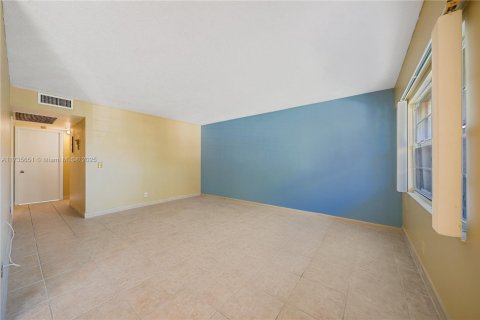 Купить кондоминиум в Пемброк-Пайнс, Флорида 2 спальни, 88.63м2, № 1484645 - фото 17