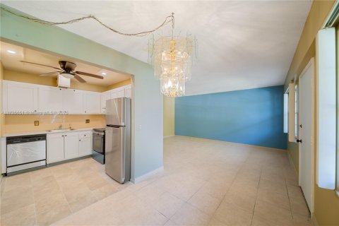 Купить кондоминиум в Пемброк-Пайнс, Флорида 2 спальни, 88.63м2, № 1484645 - фото 14